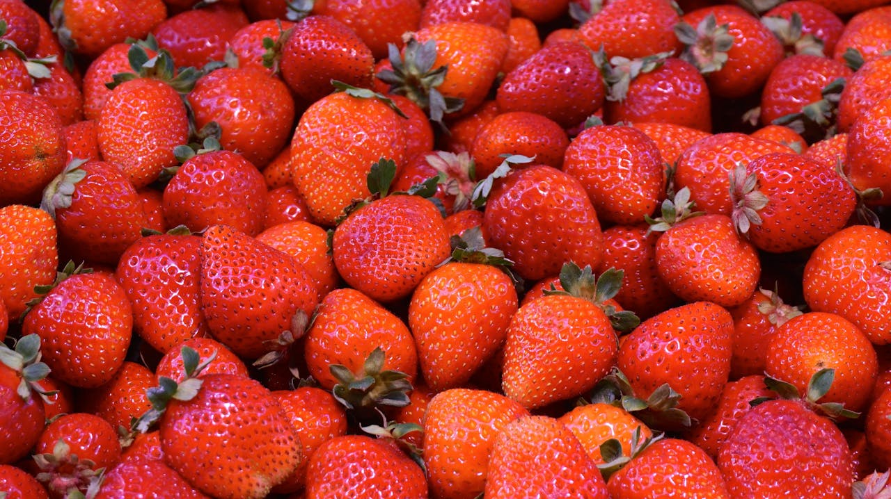 A delightful close-up of fresh and juicy strawberries. Perfect for healthy dessert ideas.